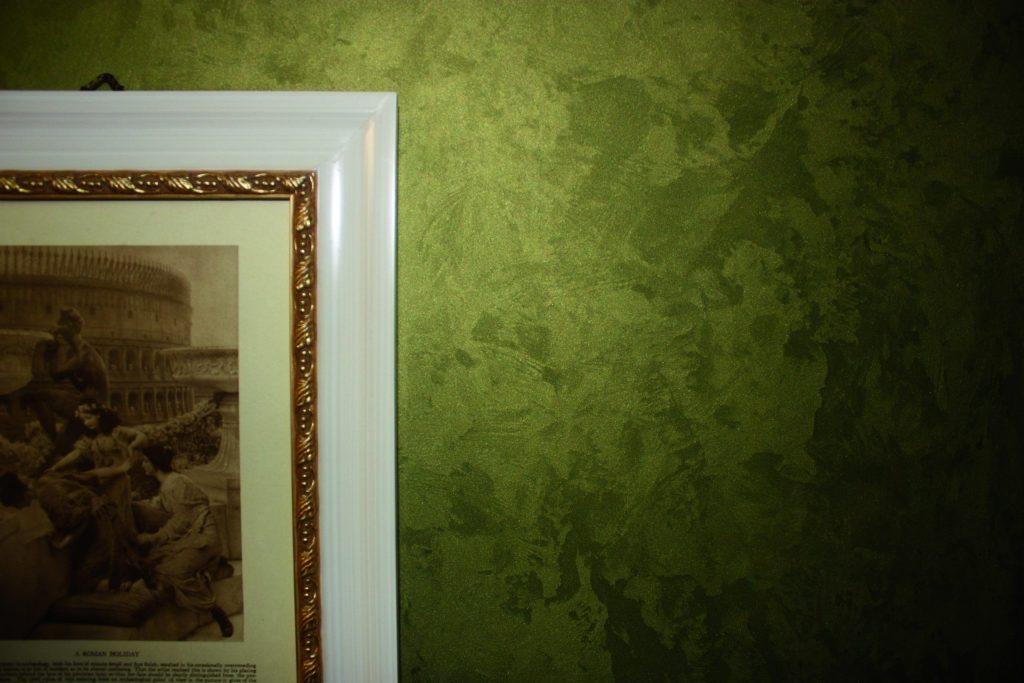 Zöld, brokát hatású Caravaggio fal aranykeretes képpel