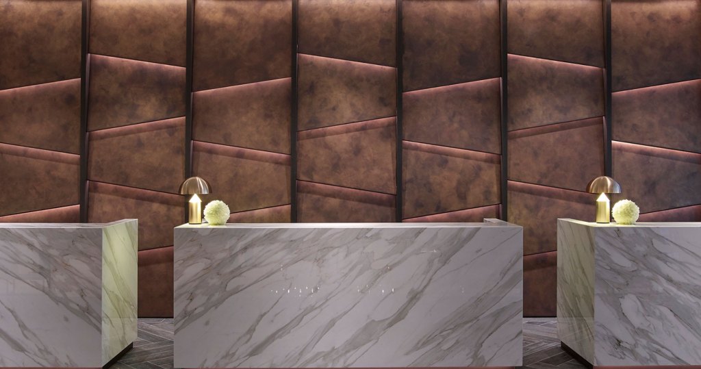 Recepció bronz tónusú Imperium falburkolattal