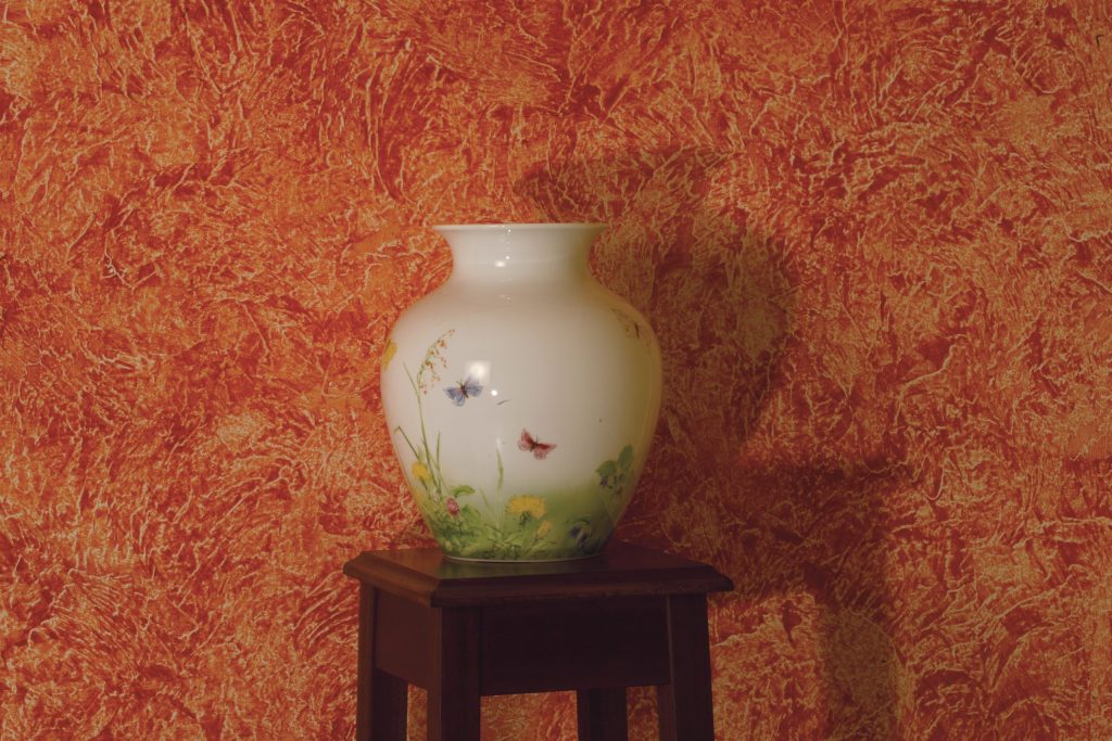 Vörös Nahir Broccato fal porcelánvázával